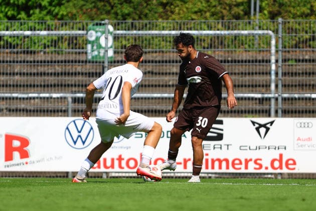 30 Nikky Goguadze (FC St. Pauli U23), 20 Juul Timmermans (Bremer SV) Fußball I Herren I Regionalliga Nord I Saison 2026-2027 I 2. Spieltag I FC St. Pauli U23 - Bremer SV I 09.08.2026 I Edmund-Plambeck-Stadion