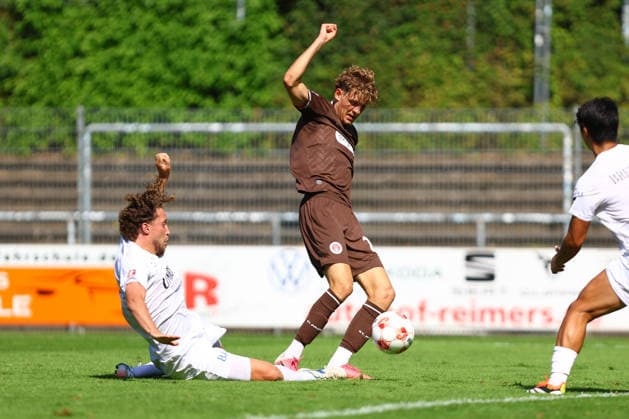 27 Hugo Weber (FC St. Pauli U23), 19 Ian Scheffler (Bremer SV) Fußball I Herren I Regionalliga Nord I Saison 2026-2027 I 2. Spieltag I FC St. Pauli U23 - Bremer SV I 09.08.2026 I Edmund-Plambeck-Stadion
