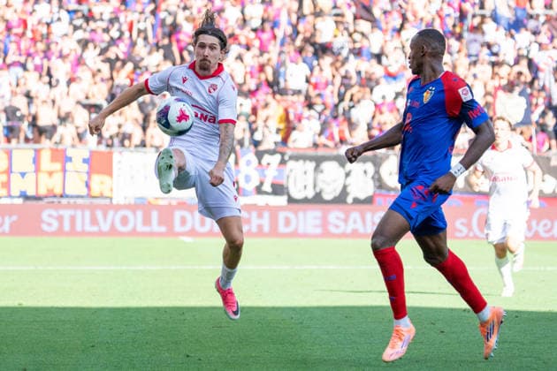 BASEL, SWITZERLAND - AUGUST 9: Marc Gutbub of Thun L) battles for the ball with Akpe Victory of Basel R) on August 9, 2026 in Basel, Switzerland. Copyright: xJustPictures.ch PascalxvonxBürenx jp-en-EuSpIm-Pavo_Fotografie-07110