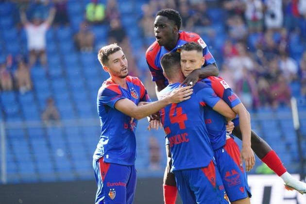 09.08.2026 Schweiz Fussball Herren Super League Saison 2026-2027 FC Basel - FC Thun 4:2 Bild , Torjubel Leo Leroy,Becir Omeragic, Kazeem Olaigabe rechts Torschuetze Zan Celar Torjubel