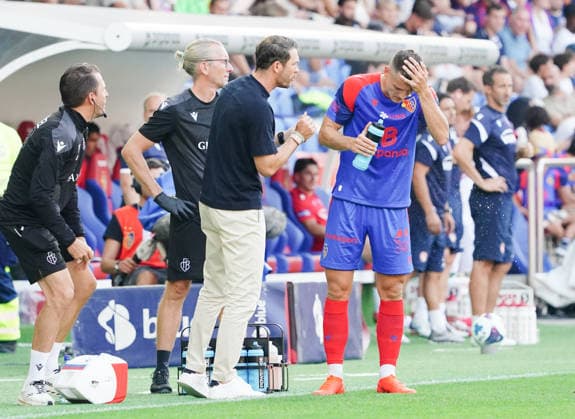 09.08.2026 Schweiz Fussball Herren Super League Saison 2026-2027 FC Basel - FC Thun 4:2 Bild , Trainer Stephan Lichtsteiner - Torschuetze Zan Celar Aktion