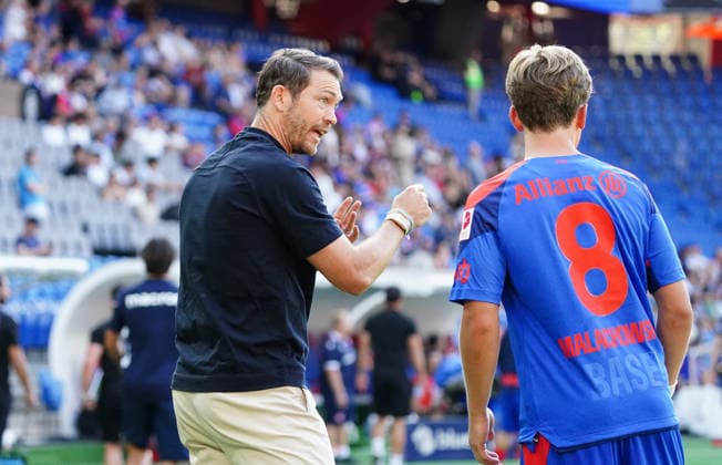 09.08.2026 Schweiz Fussball Herren Super League Saison 2026-2027 FC Basel - FC Thun 4:2 Bild , Trainer Stephan Lichtsteiner - Ludwig Malachowski Aktion
