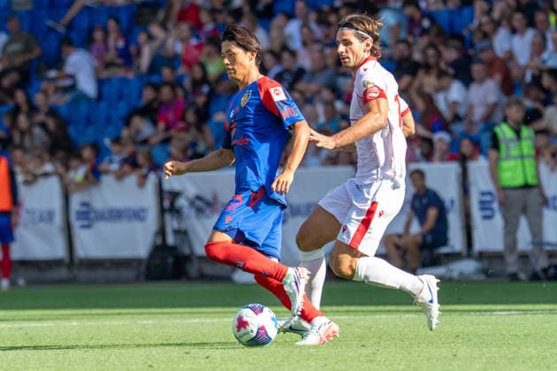 BASEL, SWITZERLAND - August 9: Keigo Tsunemoto of Basel L) battles for the ball with Jan Bamert of Thun R) during the Swiss Super League 2026 27 match between FC Basel 1893 and FC Thun at St. Jakob-Park on August 9, 2026 in Basel, Switzerland. Basel Basel-Stadt Switzerland Copyright: xJustPictures.ch PascalxvonxBürenx jp-en-EuSpIm-Pavo_Fotografie-07014