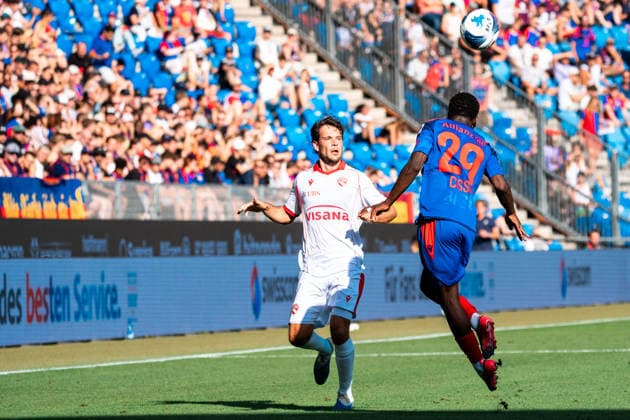 BASEL, SWITZERLAND - August 9: Lucien Dahler of Thun L) battles for the ball with Moussa Cisse of Basel R) during the Swiss Super League 2026 27 match between FC Basel 1893 and FC Thun at St. Jakob-Park on August 9, 2026 in Basel, Switzerland. Basel Basel-Stadt Switzerland Copyright: xJustPictures.ch PascalxvonxBürenx jp-en-EuSpIm-Pavo_Fotografie-07065