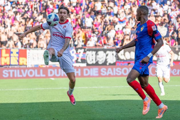BASEL, SWITZERLAND - August 9: Marc Gutbub of Thun L) battles for the ball with Akpe Victory of Basel R) during the Swiss Super League 2026 27 match between FC Basel 1893 and FC Thun at St. Jakob-Park on August 9, 2026 in Basel, Switzerland. Basel Basel-Stadt Switzerland Copyright: xJustPictures.ch PascalxvonxBürenx jp-en-EuSpIm-Pavo_Fotografie-07109