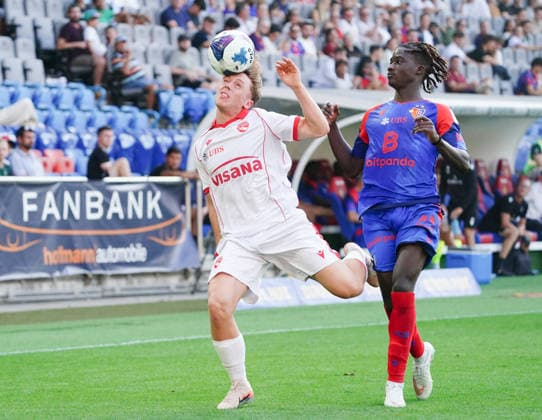 09.08.2026 Schweiz Fussball Herren Super League Saison 2026-2027 FC Basel - FC Thun 4:2 Bild , Michael Heule FC Thun gegen Asane Sow FC Basel Re, Zweikampf Aktion