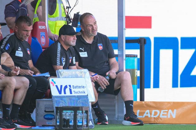 Fußball, 2. Bundesliga, 20260808, 1. FC Heidenheim - VfL Osnabrück. Im Bild v.l. Co-Trainer Heidenheim Bernhard RAAB, Trainer Heidenheim Frank SCHMIDT. Heidenheim Voith-Arena Baden-Württemberg Deutschland Copyright: Passion2Press MarkusxFischerx