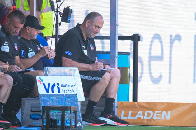 Fußball, 2. Bundesliga, 20260808, 1. FC Heidenheim - VfL Osnabrück. Im Bild Trainer Heidenheim Frank SCHMIDT Notizen Notiz notiert hält fest schreibt auf. Heidenheim Voith-Arena Baden-Württemberg Deutschland Copyright: Passion2Press MarkusxFischerx