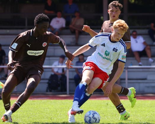 Fußball, U19, FC St. Pauli - Hamburger SV U19 DFB-Nachwuchsliga - Vorrunde Gruppe A FC St.Pauli - Hsamburger SV im Hammer Park Stadion Aron Amaglo (St.Pauli), Jonathan Bommes (HSV), Jannis Georgiadi (St.Pauli)