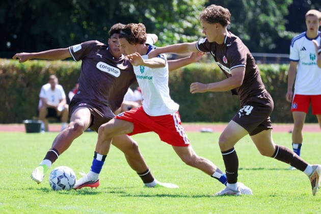 Fußball, U19, FC St. Pauli - Hamburger SV U19 DFB-Nachwuchsliga - Vorrunde Gruppe A FC St.Pauli - Hsamburger SV im Hammer Park Stadion Kemi Dandji (St.Pauli), Berk Cakallioglu (HSV), Jonathan Hadeler (St.Pauli)