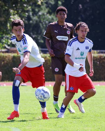 Fußball, U19, FC St. Pauli - Hamburger SV U19 DFB-Nachwuchsliga - Vorrunde Gruppe A FC St.Pauli - Hsamburger SV im Hammer Park Stadion Andrej Vasiljevic (HSV), Kemi Dandji (St.Pauli), Liam Akyildiz (HSV)