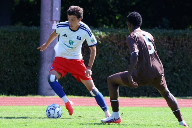 Fußball, U19, FC St. Pauli - Hamburger SV U19 DFB-Nachwuchsliga - Vorrunde Gruppe A FC St.Pauli - Hsamburger SV im Hammer Park Stadion Andrej Vasiljevic (HSV), Aron Amaglo (St.Pauli)