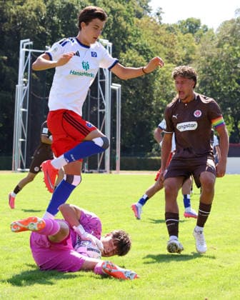 Fußball, U19, FC St. Pauli - Hamburger SV U19 DFB-Nachwuchsliga - Vorrunde Gruppe A FC St.Pauli - Hsamburger SV im Hammer Park Stadion Andrej Vasiljevic (HSV), TW Melvin Witte (St.Pauli), Danijel Grabovac (St.Pauli)
