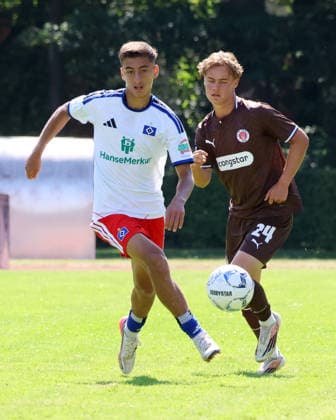 Fußball, U19, FC St. Pauli - Hamburger SV U19 DFB-Nachwuchsliga - Vorrunde Gruppe A FC St.Pauli - Hsamburger SV im Hammer Park Stadion Berk Cakallioglu (HSV), Jonathan Hadeler (St.Pauli)