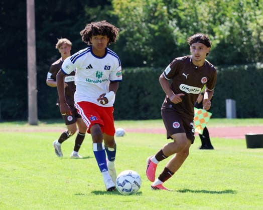 Fußball, U19, FC St. Pauli - Hamburger SV U19 DFB-Nachwuchsliga - Vorrunde Gruppe A FC St.Pauli - Hsamburger SV im Hammer Park Stadion Thierry Sedlatschek (HSV), Leotrim Ramaj (St.Pauli)