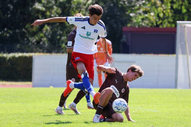 Fußball, U19, FC St. Pauli - Hamburger SV U19 DFB-Nachwuchsliga - Vorrunde Gruppe A FC St.Pauli - Hsamburger SV im Hammer Park Stadion Andrej Vasiljevic (HSV), Jesper Becker (St.Pauli)