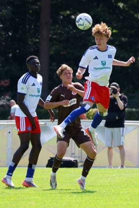 Fußball, U19, FC St. Pauli - Hamburger SV U19 DFB-Nachwuchsliga - Vorrunde Gruppe A FC St.Pauli - Hsamburger SV im Hammer Park Stadion Tyron Conraedel (HSV), Jonathan Hadeler (St.Pauli). Hannes Trampnau (HSV)