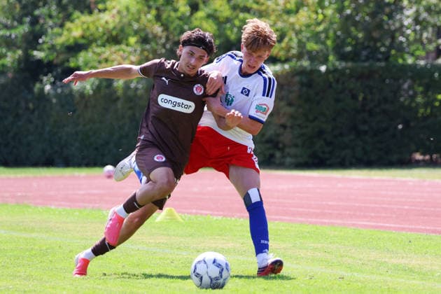 Fußball, U19, FC St. Pauli - Hamburger SV U19 DFB-Nachwuchsliga - Vorrunde Gruppe A FC St.Pauli - Hsamburger SV im Hammer Park Stadion Leotrim Ramaj (St.Pauli), Hannes Trampnau (HSV)