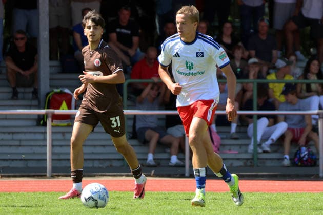 Fußball, U19, FC St. Pauli - Hamburger SV U19 DFB-Nachwuchsliga - Vorrunde Gruppe A FC St.Pauli - Hsamburger SV im Hammer Park Stadion Mert Teper (St.Pauli), Maximilian Schmid (HSV)