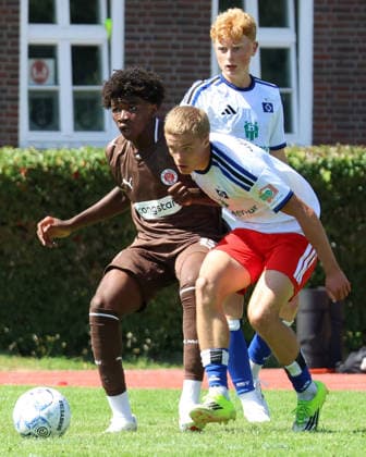 Fußball, U19, FC St. Pauli - Hamburger SV U19 DFB-Nachwuchsliga - Vorrunde Gruppe A FC St.Pauli - Hsamburger SV im Hammer Park Stadion Kenzy Akame (St.Pauli), Maximilian Schmid (HSV), Jonathan Bommes (HSV)