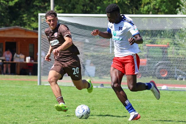 Fußball, U19, FC St. Pauli - Hamburger SV U19 DFB-Nachwuchsliga - Vorrunde Gruppe A FC St.Pauli - Hsamburger SV im Hammer Park Stadion Jannis Georgiadi (St.Pauli), Tyron Conraedel (HSV)