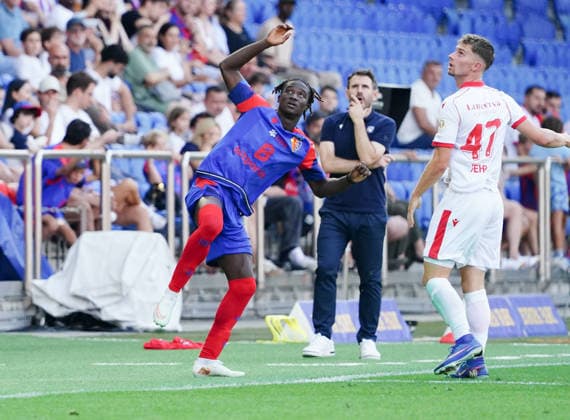 09.08.2026 Schweiz Fussball Herren Super League Saison 2026-2027 FC Basel - FC Thun 4:2 Bild , Asane Sow FC Basel gegen Fabio Fehr FC Thun Re. Aktion Zweikampf