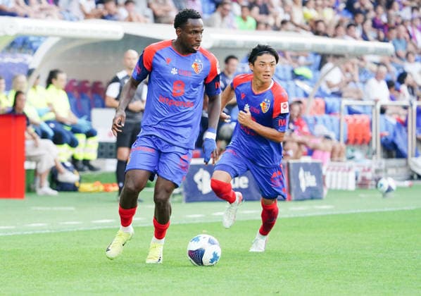 09.08.2026 Schweiz Fussball Herren Super League Saison 2026-2027 FC Basel - FC Thun 4:2 Bild , Victory Akpe - KeigoTsunemoro FC Basel Aktion