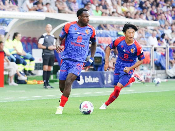 09.08.2026 Schweiz Fussball Herren Super League Saison 2026-2027 FC Basel - FC Thun 4:2 Bild , Victory Akpe - KeigoTsunemoro FC Basel Aktion