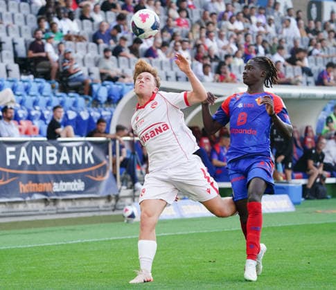 09.08.2026 Schweiz Fussball Herren Super League Saison 2026-2027 FC Basel - FC Thun 4:2 Bild , Michael Heule FC Thun gegen Asane Sow FC Basel Re, Zweikampf Aktion