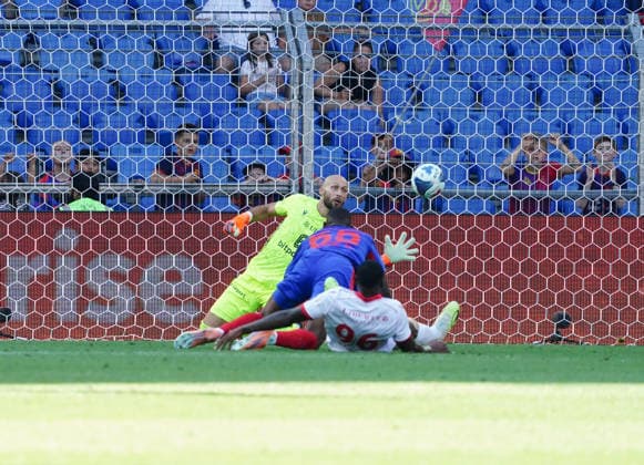 09.08.2026 Schweiz Fussball Herren Super League Saison 2026-2027 FC Basel - FC Thun 4:2 Bild ,Tor fuer den FC Thun durch Brighton Labeau.Torhueter Mirko Salvi FC Basel ist Geschlagen. Aktion