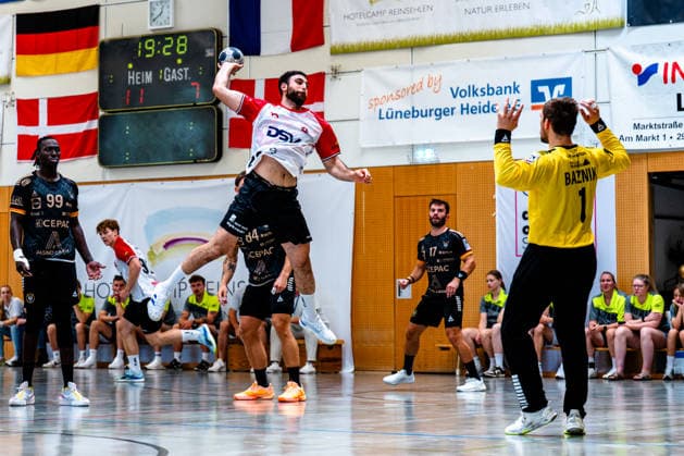 09.08.2026, xdobgx, Handball Heide-Cup 2026, HOJ Elite - Provence Aix v.l. Kassem Awed (HoJ Elite, 22) beim Wurf, in action, throwing, Joze Baznik (PAUC Handball, 1) Schneverdingen