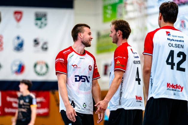 09.08.2026, xdobgx, Handball Heide-Cup 2026, HOJ Elite - Provence Aix v.l. Thomas Solstad (HoJ Elite, 44), Lauge Hemmingsen (HoJ Elite, 4), im Gespräch, in conversation, Mikkel Olsen (HoJ Elite, 42) Schneverdingen