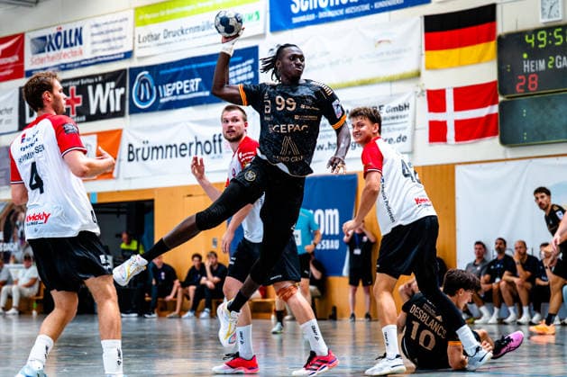 09.08.2026, xdobgx, Handball Heide-Cup 2026, HOJ Elite - Provence Aix v.l. Lauge Hemmingsen (HoJ Elite, 4), Thomas Solstad (HoJ Elite, 44), Mouhamadou Sidibe (PAUC Handball, 99) beim Wurf, in action, throwing, Mikkel Olsen (HoJ Elite, 42) Schneverdingen
