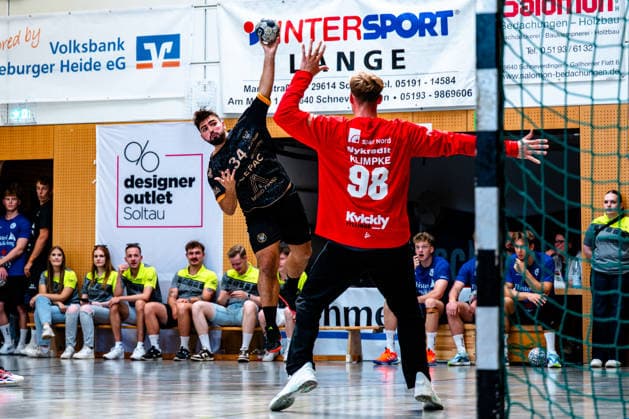 09.08.2026, xdobgx, Handball Heide-Cup 2026, HOJ Elite - Provence Aix v.l. Paul Louis Guiraudou (PAUC Handball, 34) beim Wurf, in action, throwing, Till Klimpke (HoJ Elite, 98) Schneverdingen