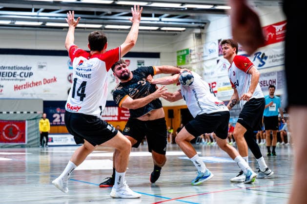 09.08.2026, xdobgx, Handball Heide-Cup 2026, HOJ Elite - Provence Aix v.l. Hampus Wanne (HoJ Elite, 14), Paul Louis Guiraudou (PAUC Handball, 34) am Ball, plays the ball, Lauge Hemmingsen (HoJ Elite, 4), Zweikampf, Duell, Kampf, tackle, Mikkel Olsen (HoJ Elite, 42) Schneverdingen