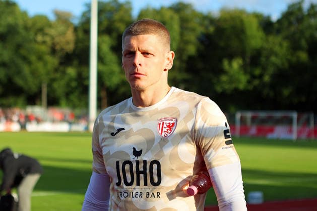 Bild:v.li.: Jakub Jakubov 1(Greifswalder FC) --- Regionalliga Nordost Greifswalder FC (rot) gegen VSG Altglienicke Berlin (blau weiß) in Greifswald (07.08.2026)