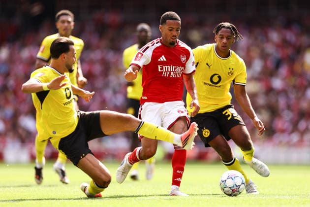 Arsenal v Borussia Dortmund 09 August 2026, London - Emirates Cup - Arsenal v Borussia Dortmund - Ramy Bensebaini of Borussia Dortmund tackles Ethan Nwaneri of Arsenal - Photo: Jacques Feeney Offside. London UK Copyright: xJacquesxFeeneyx xOffsidexOffside