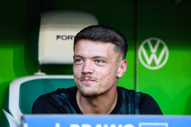 Dzenan Pejcinovic (VfL Wolfsburg,17) sitzt auf der Ersatzbank - 2. Fußball Bundesliga Saison 2026-2027 VfL Wolfsburg vs 1. FC Kaiserslautern in der Volkswagen Arena in Wolfsburg - Fußball,Mann,Männer,Deutschland,08.08.2026