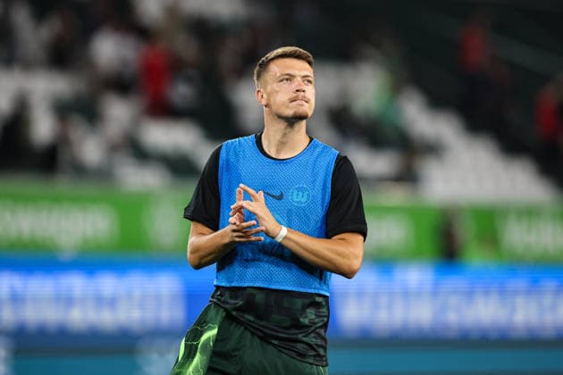 Dzenan Pejcinovic (VfL Wolfsburg,17) vor dem Fanblock nach dem Spiel - 2. Fußball Bundesliga Saison 2026-2027 VfL Wolfsburg vs 1. FC Kaiserslautern in der Volkswagen Arena in Wolfsburg - Fußball,Mann,Männer,Deutschland,08.08.2026