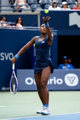 August 9, 2026, Toronto, Ontario, Canada: COCO GAUFF of the United States serves the ball during her round-of-16 match against Alina Korneeva at the National Bank Open, part of the Hologic WTA, Tennis Damen Tour at Sobeys Stadium. Gauff defeated Korneeva 6-3, 6-1 to advance to the quarterfinals. Toronto Canada - ZUMAr228 20260809_znp_r228_017 Copyright: xVasiliyxRyabykhx