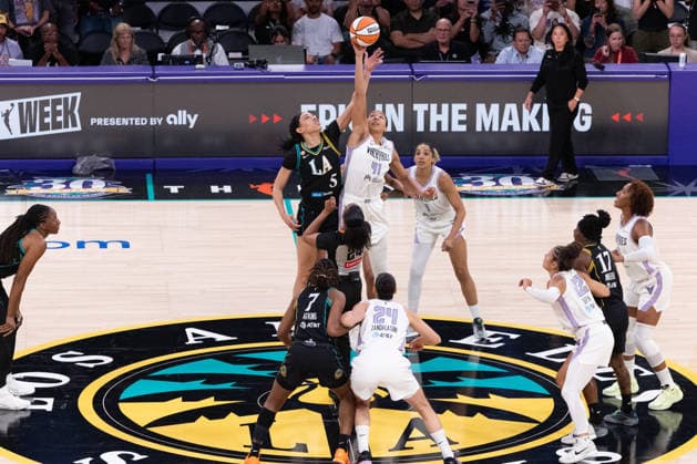 LOS ANGELES, CA - AUGUST 09: Kiah Stokes 41 of the Golden State Valkyries and Dearica Hamby 5 of the Los Angeles Sparks at tipoff to start a WNBA, Basketball Damen, USA game between the Golden State Valkyries and the Los Angeles Sparks on August 9, 2026 at Crypto.com Arena in Los Angeles, California. (Photo by Greg Fiore Icon Sportswire) WNBA: AUG 09 Golden State Valkyries at Los Angeles Sparks EDITORIAL USE ONLY Icon260890043