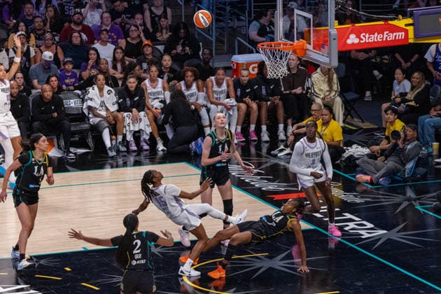 LOS ANGELES, CA - AUGUST 09: Tiffany Hayes 15 of the Golden State Valkyries shoots over Ariel Atkins 7 of the Los Angeles Sparks during a WNBA, Basketball Damen, USA game between the Golden State Valkyries and the Los Angeles Sparks on August 9, 2026 at Crypto.com Arena in Los Angeles, California. (Photo by Greg Fiore Icon Sportswire) WNBA: AUG 09 Golden State Valkyries at Los Angeles Sparks EDITORIAL USE ONLY Icon260891551