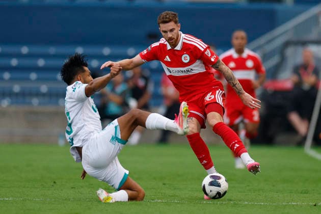 Joel Waterman (R) of the Chicago Fire vies for the ball with Eduardo Aguirre of Santos during a Leagues Cup match between the Chicago Fire and Santos at Toyota Park in Bridgeview, USA, 09 August 2026. Leagues Cup: Chicago Fire vs Santos !ACHTUNG: NUR REDAKTIONELLE NUTZUNG!  Copyright: xKamilxKrzaczynskix AME7530 20260810-55021108742_1
