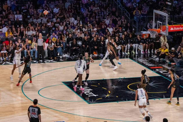 LOS ANGELES, CA - AUGUST 09: Tiffany Hayes 15 of the Golden State Valkyries shoots a three pointer during a WNBA, Basketball Damen, USA game between the Golden State Valkyries and the Los Angeles Sparks on August 9, 2026 at Crypto.com Arena in Los Angeles, California. (Photo by Greg Fiore Icon Sportswire) WNBA: AUG 09 Golden State Valkyries at Los Angeles Sparks EDITORIAL USE ONLY Icon260891711