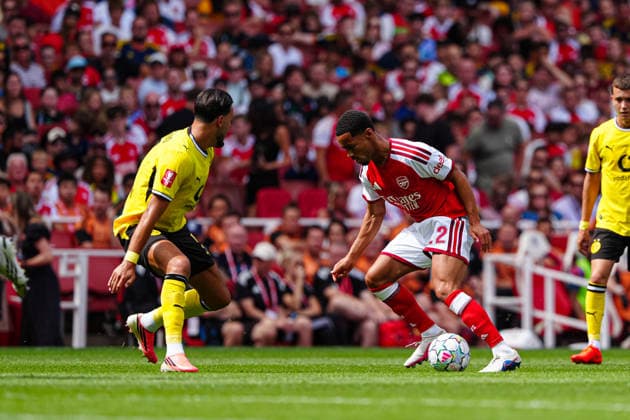 Ramy Bensebaini (Borussia Dortmund, 05), Ethan Nwaneri (FC Arsenal, 22) ENG, FC Arsenal vs. Borussia Dortmund, Fußball, Emirates Cup 2026, Saison 2026 2027, 09.08.2026 ENG, FC Arsenal vs. Borussia Dortmund, Fußball, Testspiel, Saison 2026 2027, 09.08.2026 London Copyright: xEibner-Pressefoto MarcelxvonxFehrnx EP_MFN_P
