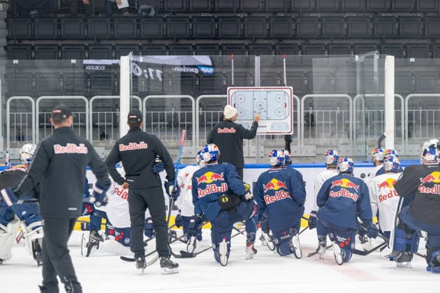 Der Co-Trainer erklärt die nächsten Trainingskonstellationen dem Team, EHC Red Bull Muenchen Pressetrainning, 10.08.2026 Muenchen Bayern Deutschland