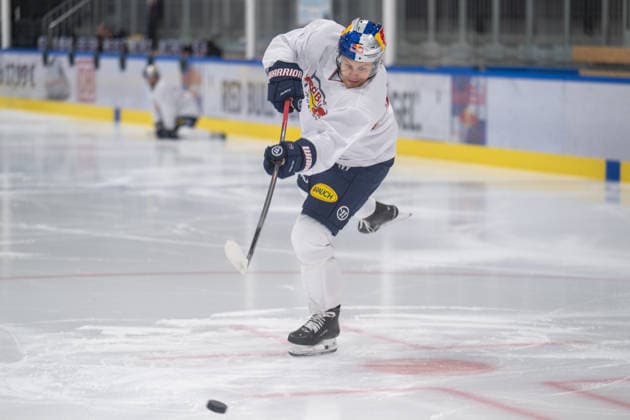 Philipp Krening 79 (EHC Red Bull Muenchen) schiesst den Puk in Richtung Tor, EHC Red Bull Muenchen Pressetrainning, 10.08.2026 Muenchen Bayern Deutschland