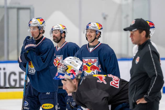 Veit Oswald 27 (EHC Red Bull Muenchen), Ryan Murphy 24 (EHC Red Bull Muenchen), Lucas Thaler 48 (EHC Red Bull Muenchen), EHC Red Bull Muenchen Pressetrainning, 10.08.2026 Muenchen Bayern Deutschland