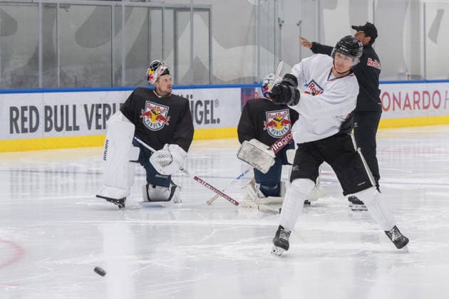 Ein Spieler vom EHC schiesst den Puk in Richtung Tor, EHC Red Bull Muenchen Pressetrainning, 10.08.2026 Muenchen Bayern Deutschland