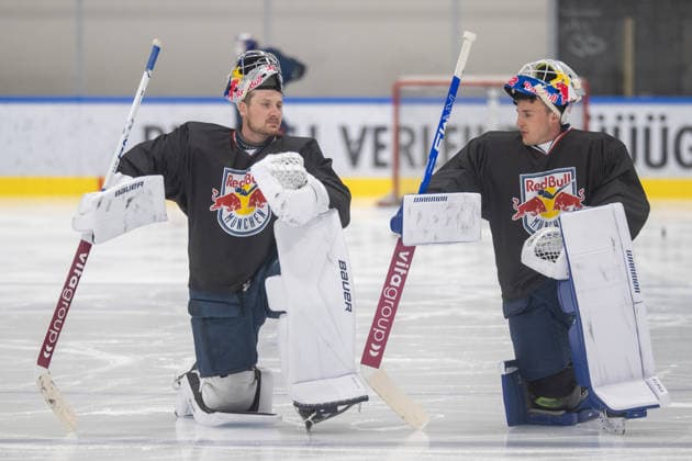 Die Torhueter Antonie Bibeau 30 (EHC Red Bull Muenchen) und Mathias Niederberger 35 (EHC Red Bull Muenchen) warten auf Ihren Einsatz, EHC Red Bull Muenchen Pressetrainning, 10.08.2026 Muenchen Bayern Deutschland